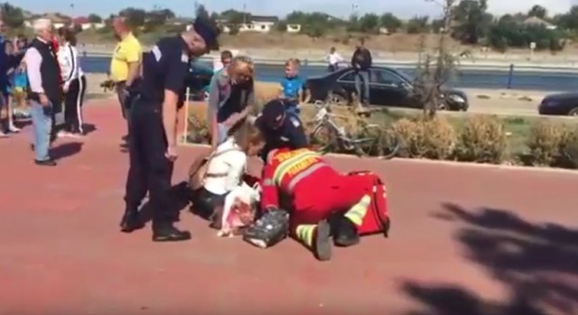 INCIDENT la Cupa Mării Negre. Femeie lovită în plin de o biciclistă. VIDEO!