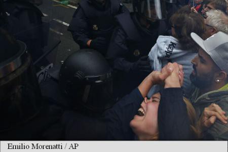 Referendum în Catalonia. Incidente VIOLENTE, cu SUTE de răniți! Au fost trase gloanțe de cauciuc!