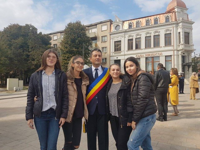 Primarul Decebal Făgădău, în ședință foto cu studenții și elevii constănțeni