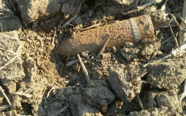Proiectil de artilerie, descoperit în câmp la Stupina