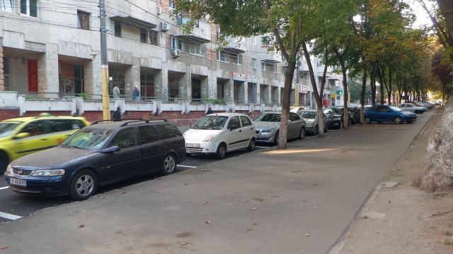 Locurile de PARCARE de pe strada Mircea cel Bătrân, motiv de SCANDAL