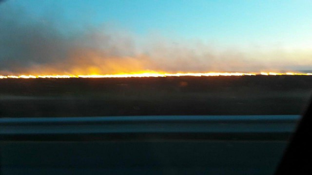 Incendiu de proporţii lângă Autostrada Soarelui