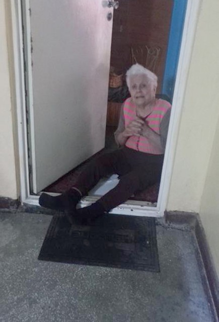 REVOLTĂTOR: o bătrână de 86 de ani se târâie printre gândaci și mizerie. De ce nu o ajută autoritățile?