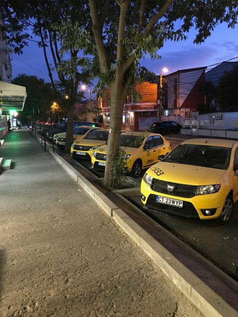 Alo, Primăria?! Aţi blocat trotuarele cu piloni, dar nu vedeţi parcările ocupate de taximetre?