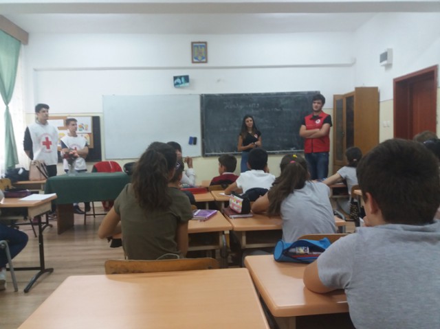 Tinerii voluntari de la Crucea Roşie, în vizită la Liceul „Lucian Blaga”