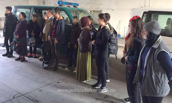 14 cetăţeni irakieni şi cinci traficanti bulgari, opriţi la frontiera cu Bulgaria