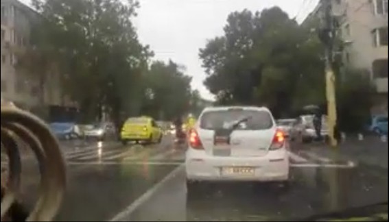 Un bătrân a fost lovit pe trecerea de pietoni, în Constanța - VIDEO