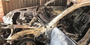 O furgonetă de marfă a ars pe o stradă din Constanţa