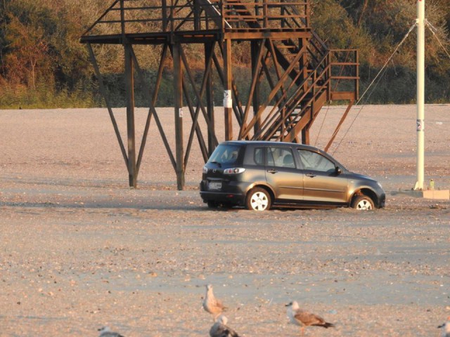 Șofer ghinionist: i-a rămas mașina înțepenită în nisip, pe plaja Modern