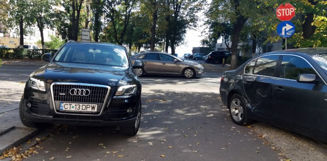 Din seria „Parchez ca un bou”: cum să parchezi pentru a bloca o alee de acces!