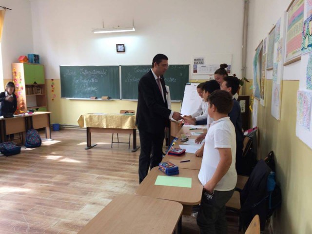 Președintele CJC, Horia Marius Țuțuianu, a împărțit rechizite elevilor din comuna Nicolae Bălcescu