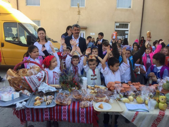 Elevii din Cogealac au îmbrăcat straie de sărbătoare