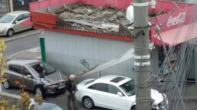 Bucăți din acoperișul unui magazin situat la Casa de Cultură au aterizat pe o mașină!