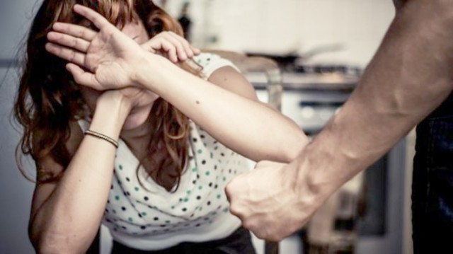 Un tânăr şi-a BĂTUT mama; poliţiştii au emis ordin de protecţie!