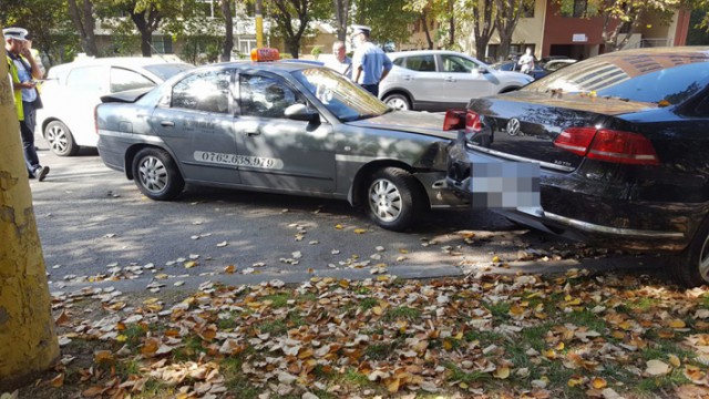 O maşină-şcoală, implicată într-un accident rutier pe Lăpuşneanu: elevul şi instructorul, răniţi!