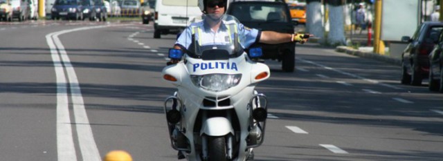 ALARMANT: mai bine de jumătate dintre şoferi vorbesc la telefon, la volan, iar peste 70% dintre pietoni traversează AIUREA