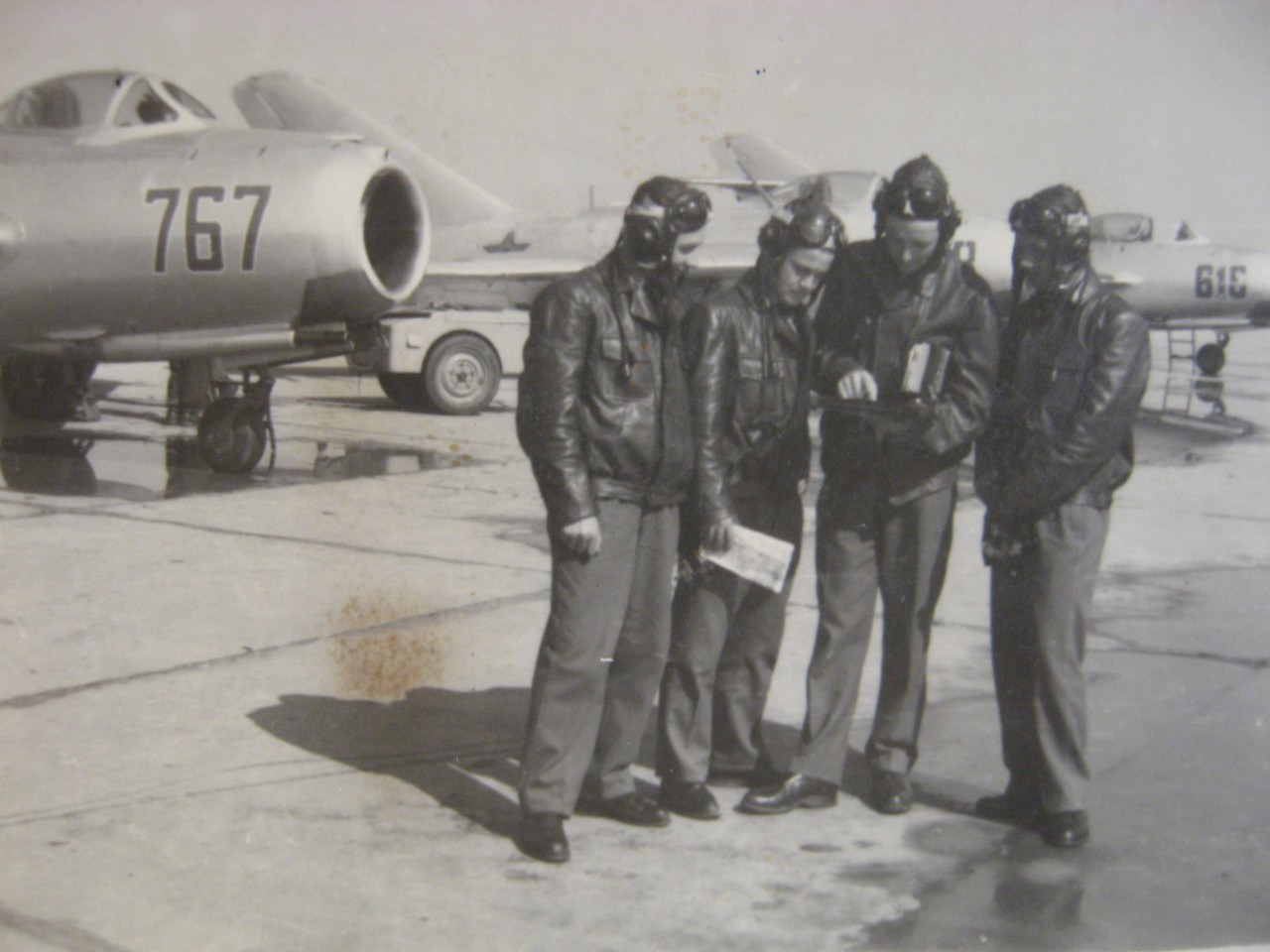 Zbor printre stele și artificii. Povestea unui pilot care a scris file de istorie în Aviația Militară Română Zbor printre stele și artificii. Povestea unui pilot care a scris file de istorie în Aviația Militară Română