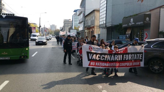 Părinții au protestat pe străzile Constanței: „STOP vaccinării forțate! Vreau să pot să aleg pentru copilul meu!”.