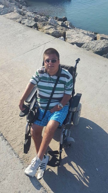 Un tânăr bolnav din Costineşti are nevoie de ajutorul nostru ca să ajungă zilnic la tratament în Constanţa