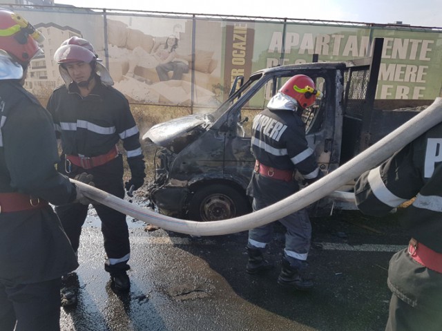 Un autofurgon a fost cuprins de flăcări, din mers, în Palazu Mare