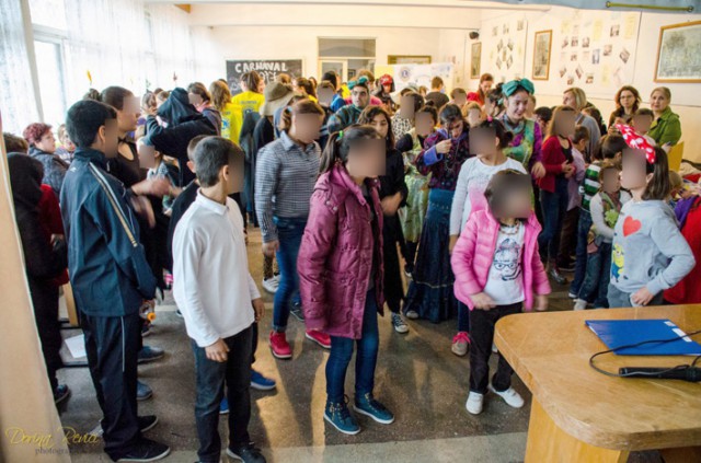 Bal mascat, activităţi creative, joacă, sănătate şi cadouri pentru copii din centre de plasament