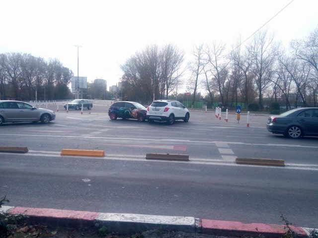 Două autoturisme au rămas în mijlocul intersecției, în urma unui accident