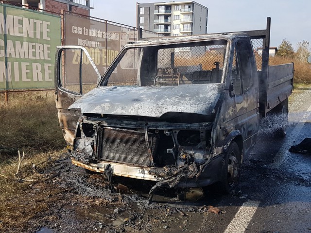 Un autoturism a ars într-un sens giratoriu din Constanța