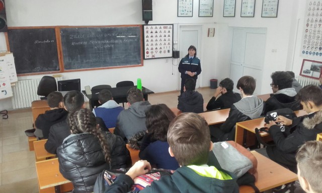 Poliţiştii constănţeni, de vorbă cu elevii despre pericolele internetului