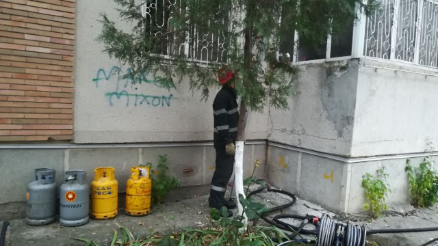Pericol de explozie în zona Far! Incendiu într-un apartament: proprietarul avea mai multe butelii