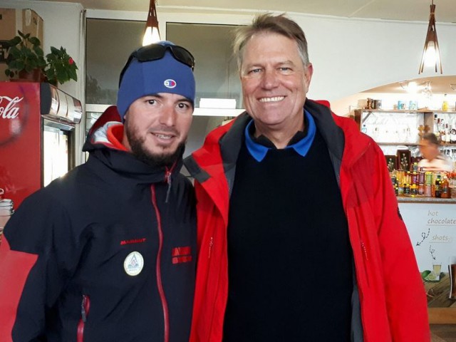 Preşedintele Klaus Iohannis, aflat pe munte la Buşteni, s-a fotografiat cu salvamontiştii