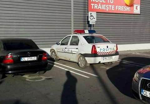 Poliţist AMENDAT pentru o parcare demnă de categoria 