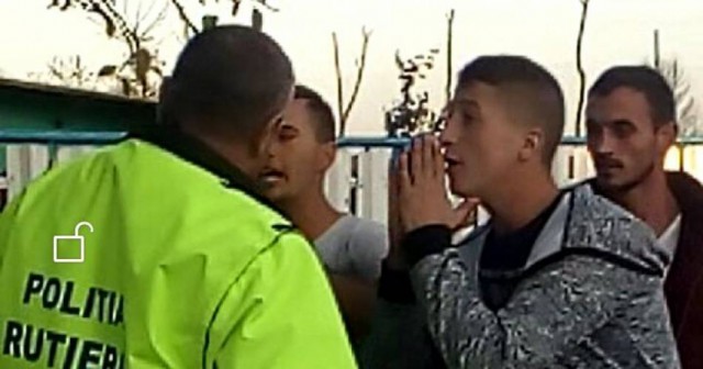 Doi polițiști au ajuns la spital după ce au fost bătuți pe o stradă din centrul Botoșaniului