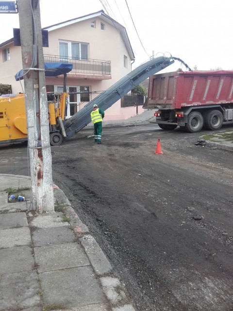 Se asfaltează mai multe străzi din Mangalia