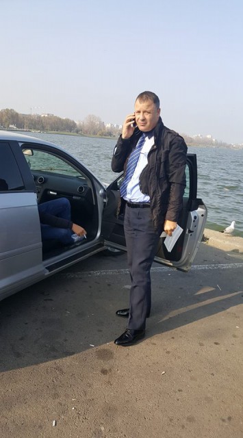 CASCADORII RÂSULUI! Urmărit în trafic de o maşină de examen auto, după ce i-a arătat semne obscene poliţistului din dreapta! VIDEO