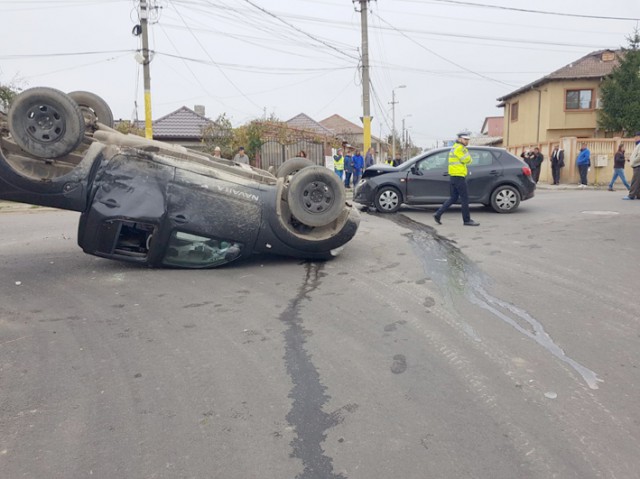 Cascadorii în trafic, cu un Nissan Navara: şoferul a scăpat ca prin minune!
