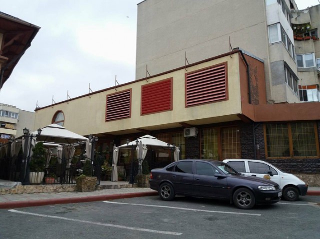 Locatarii unui bloc pot arde ca şobolanii! Restaurantul Samsara s-a extins peste TOT, inclusiv peste o alee