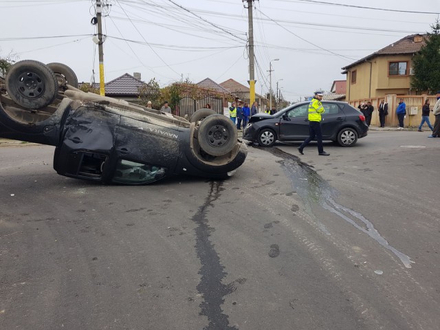 Accident rutier SPECTACULOS: o mașină s-a răsturnat!