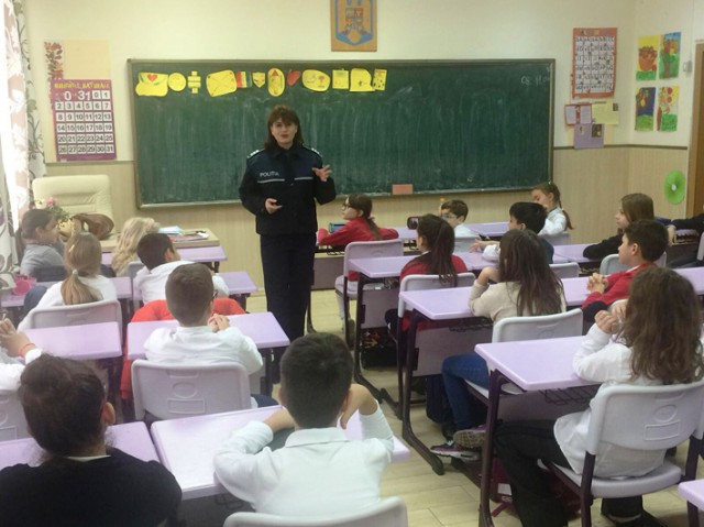 Poliţiştii constănţeni, de vorbă cu elevii!