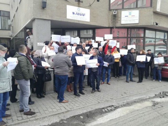 Proteste ale angajaţilor APIA în faţa centrelor judeţene