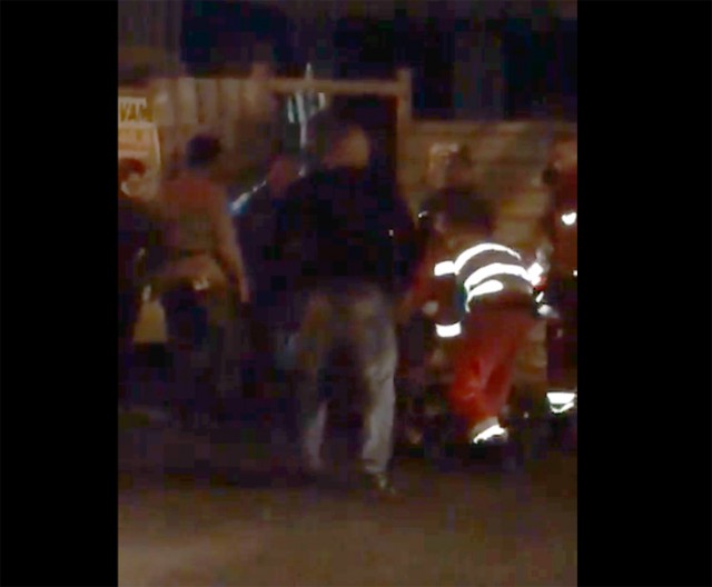 ALERTĂ. Un muncitor a fost luat cu ambulanţa de la un bloc în construcţie! VIDEO
