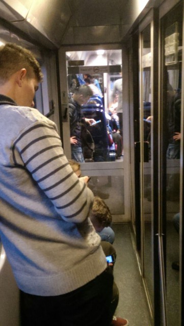 BĂTAIE DE JOC! Călătorii înghesuiţi ca SARDINELE în tren, pe ruta București-Constanța