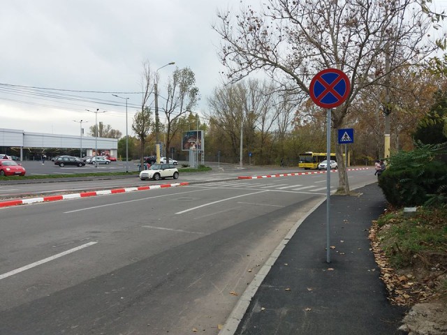 „Dorel” și-a făcut de cap pe strada Soveja: indicator rutier în mijlocul trotuarului