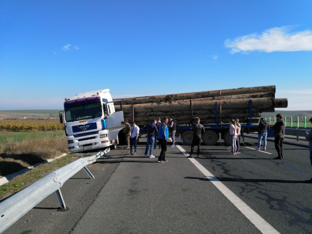 Traficul a fost BLOCAT pe Autostrada A2! Un TIR, implicat în incident