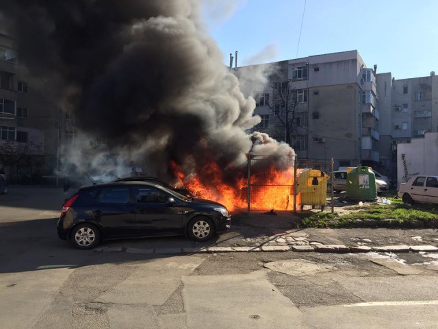 Mașini făcute scrum, după ce ghena de gunoi din apropiere a luat foc. GALERIE FOTO