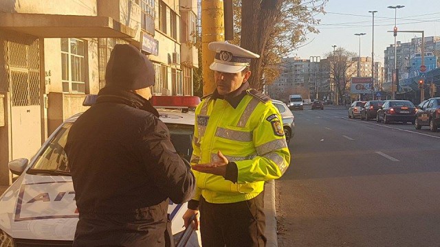 Acțiune punctuală a polițiștilor rutieri! Pietonii indisciplinați au fost trași pe dreapta - VIDEO