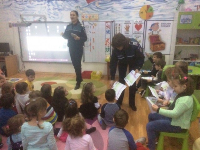 Poliţiştii constănţeni au desfăşurat activităţi informativ-preventive printre elevi