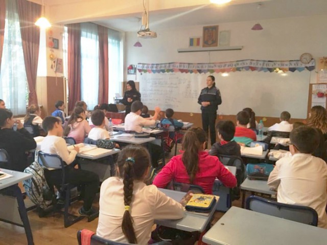 Ziua Internaţională a Toleranţei, marcată de poliţiştii constănţeni într-o şcoală generală