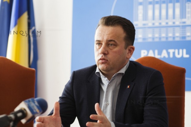 Liviu Pop: Manualele de clasa a V-a vor ajunge luni în şcoli; editurile care nu fac livrările vor fi sancţionate