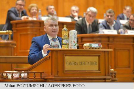 Deputatul PNL Florin Roman a adus la tribuna Parlamentului produse agroalimentare