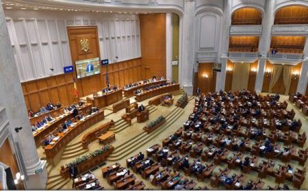 Parlamentarii USR-PLUS au semnat moțiunea de cenzură